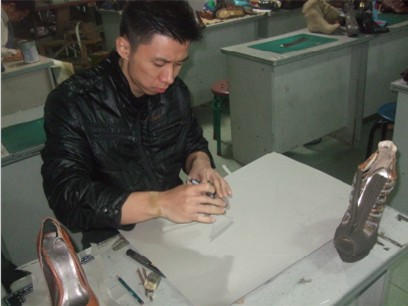 新加波林伟学员在校学习，现在在新加波已经拥有自己的两家公司