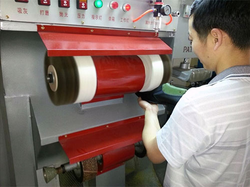 做好的成品鞋打蜡抛光